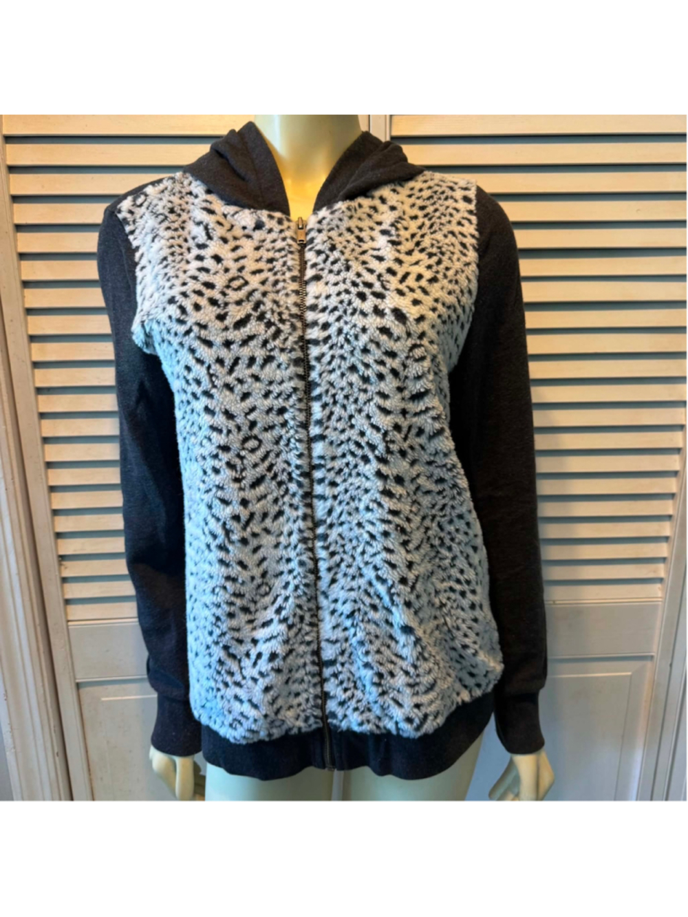 Women's Material Girl Gray & White Leopard Print Hoodie Size L